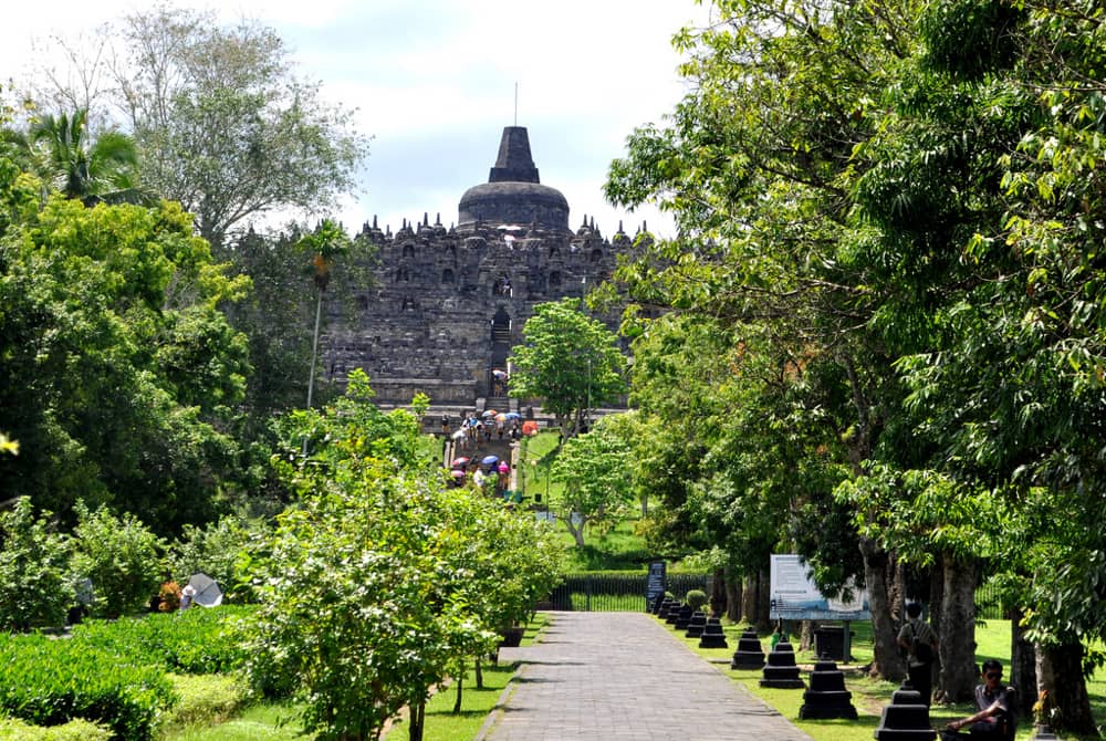 Đền Borobudur có vị trí thuận lợi cách Yogyakarta khoảng 40km về phía Bắc. Để đến tham quan được ngôi đền, du khách có thể đi xe taxi từ trung tâm Yogyakarta hoặc thuê xe máy. Ảnh: Dato’ Professor Dr. Jamaludin Mohaiadin